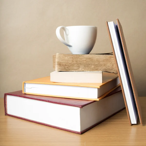 Stapel Buch mit Kaffeetasse — Stockfoto