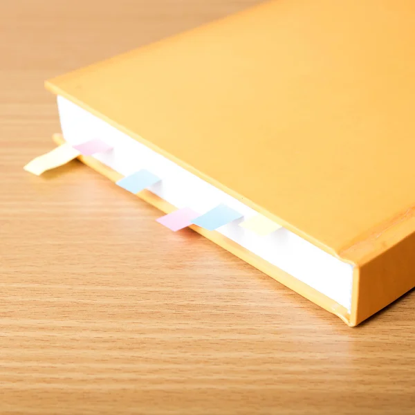 Orange bok med fästis — Stockfoto