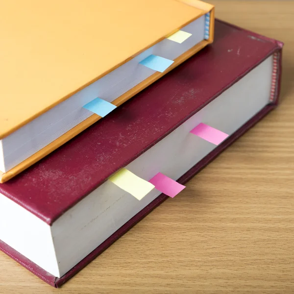 Oranje boek met sticky note — Stockfoto