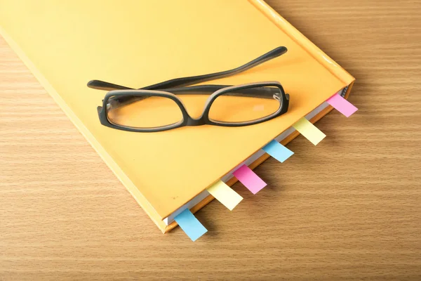 Libro naranja con nota adhesiva —  Fotos de Stock