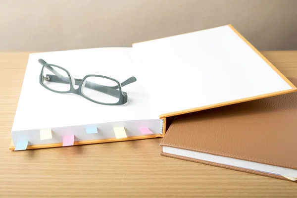 Libro con nota adhesiva y anteojos — Foto de Stock