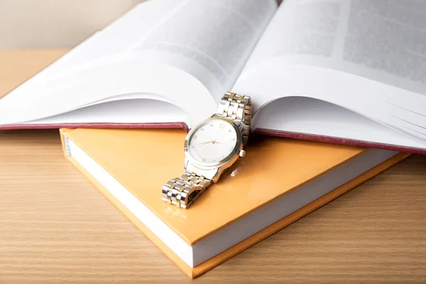 Libro con reloj — Foto de Stock