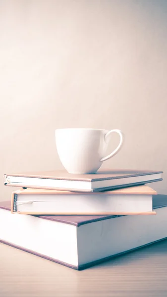Stack av bok med kaffekopp — Stockfoto