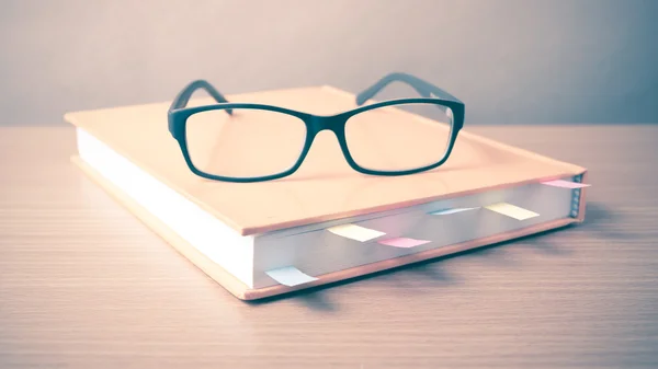 Livre avec note collante et lunettes — Photo