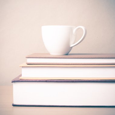 kahve fincanı ile kitap yığını