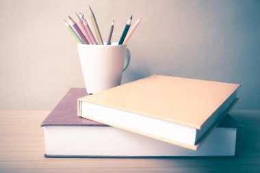 kitap renk kalem ile yığını