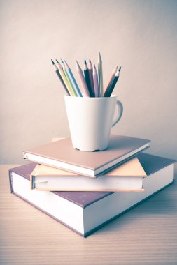 kitap renk kalem ile yığını