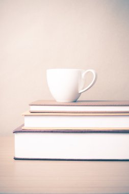 kahve fincanı ile kitap yığını