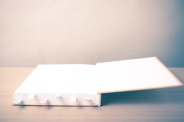 Yapışkan notu ile turuncu kitap