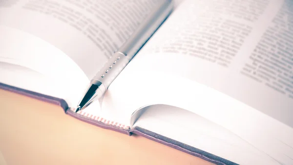 Buch mit Stift öffnen — Stockfoto