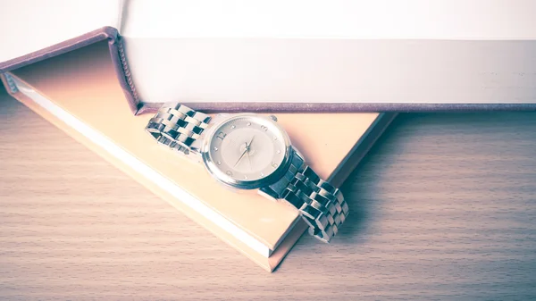 Libro con reloj — Foto de Stock