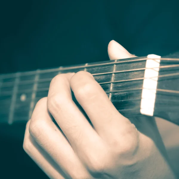 Натюрморт чоловік грає на гітарі — стокове фото