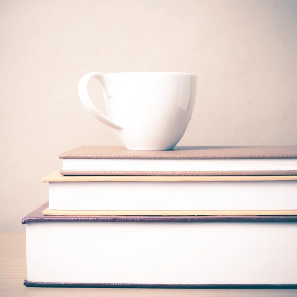 Стопка книг с кофейной чашкой — стоковое фото