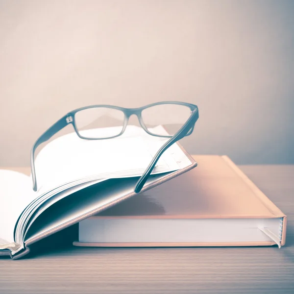 Grupo de libros y anteojos — Foto de Stock