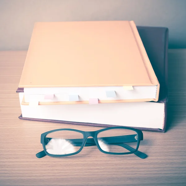Buch mit Haftnotiz und Brille — Stockfoto