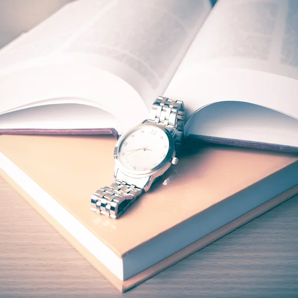 Libro con reloj — Foto de Stock