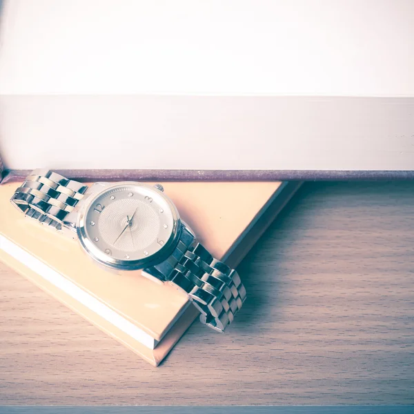 Libro con reloj — Foto de Stock