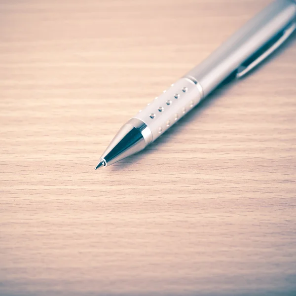 Single Pen on wood — Stock Photo, Image