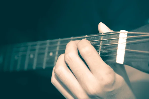 Натюрморт чоловік грає на гітарі — стокове фото