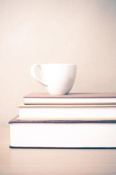 Стопка книг с кофейной чашкой — стоковое фото
