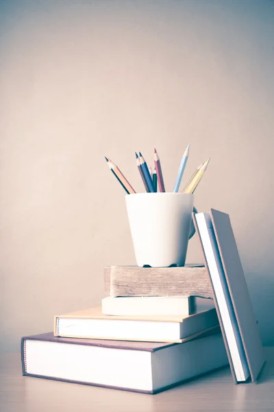Pila de libro con lápiz de color — Foto de Stock