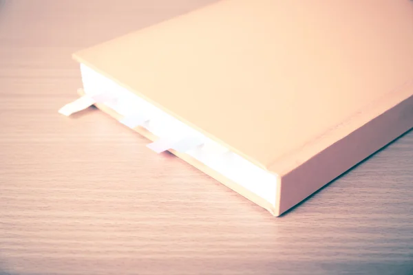 Yapışkan notu ile turuncu kitap — Stok fotoğraf