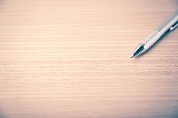 Ein Stift auf Holz — Stockfoto