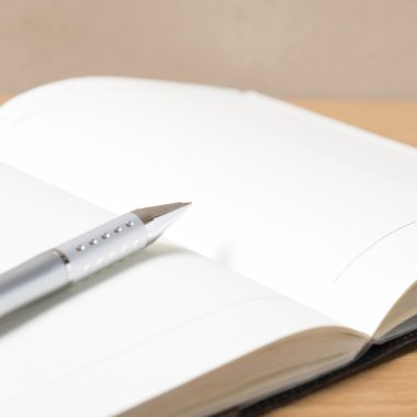 açık defter kalem
