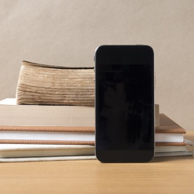 kitap ve akıllı telefon yığını
