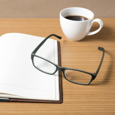 Kahve fincanı ile açık kitap