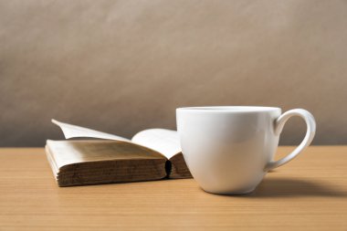 Kahve fincanı ile açık kitap