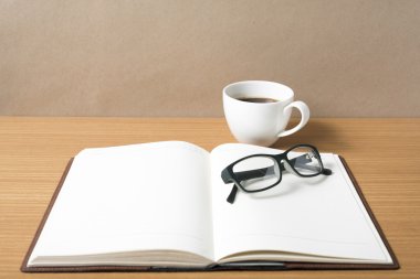 Kahve fincanı ile açık kitap