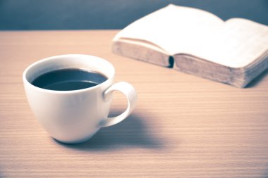 Kahve fincanı ile açık kitap