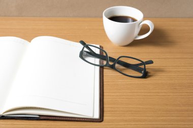 Kahve fincanı ile açık kitap