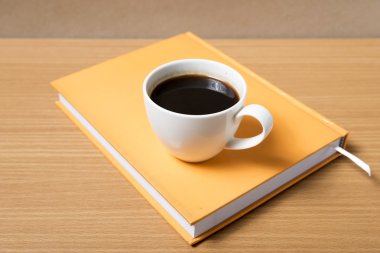 kahve fincanı turuncu kitap