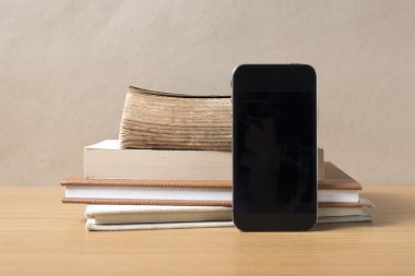 kitap ve akıllı telefon yığını