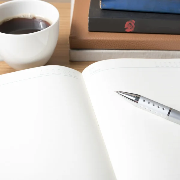 Libro aperto con tazza di caffè — Foto Stock