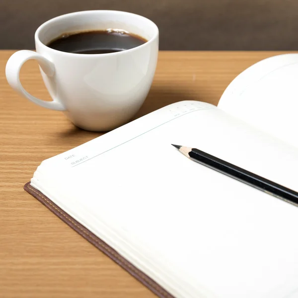 Libro aperto con tazza di caffè — Foto Stock