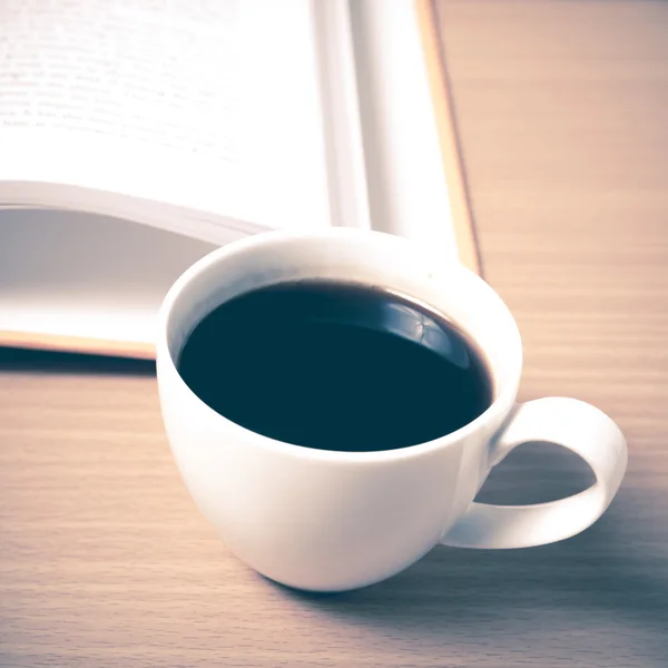 Открытая книга с чашкой кофе — стоковое фото