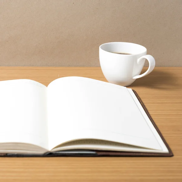 Offenes Buch mit Kaffeetasse — Stockfoto