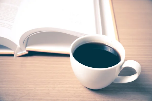 Libro aperto con caffè — Foto Stock