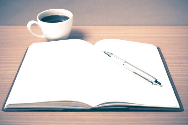 открытая книга с кофе
