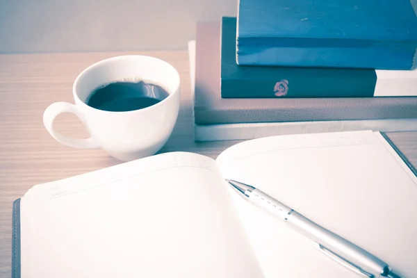 Open boek met koffie beker vintage stijl — Stockfoto