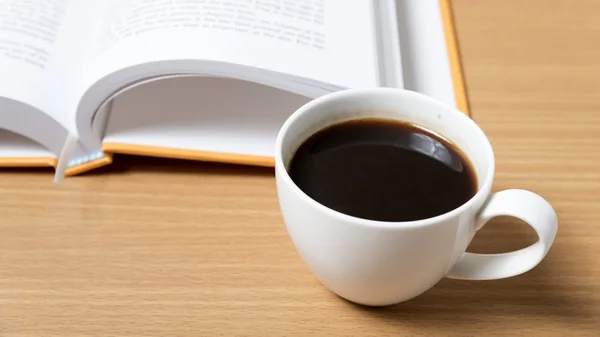 Libro aperto con caffè — Foto Stock