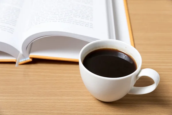 Libro aperto con caffè — Foto Stock