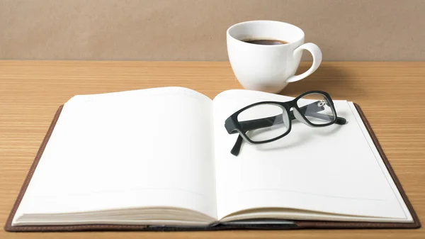 Otwórz książkę z filiżanki kawy — Zdjęcie stockowe