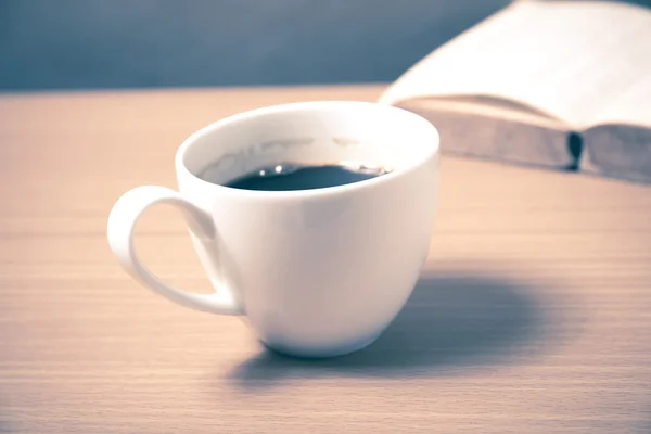 Otevřít knihu s kávou — Stock fotografie