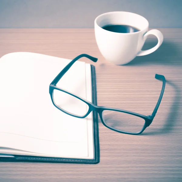 Libro aperto con tazza di caffè stile vintage — Foto Stock