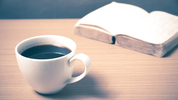 Otevřít knihu s kávou — Stock fotografie