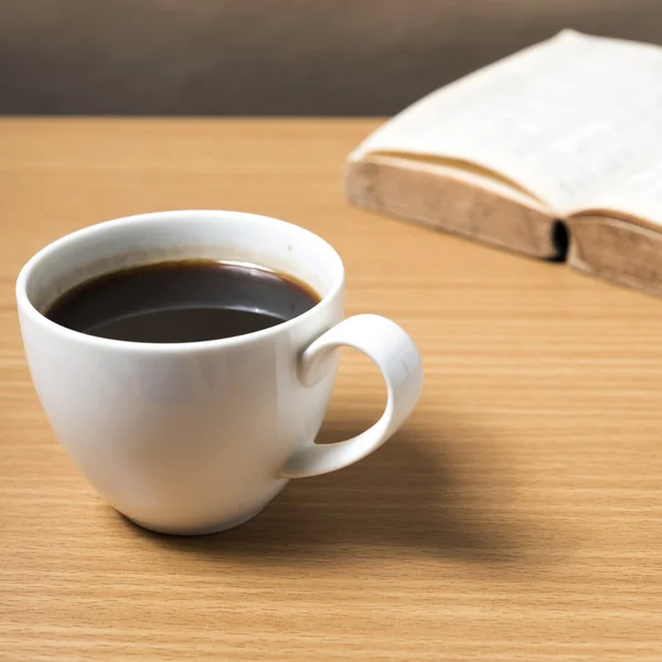 Открытая книга с кофе — стоковое фото